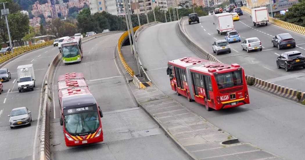 Foto de una vía de Bogotá donde se ven buses de TransMilenio