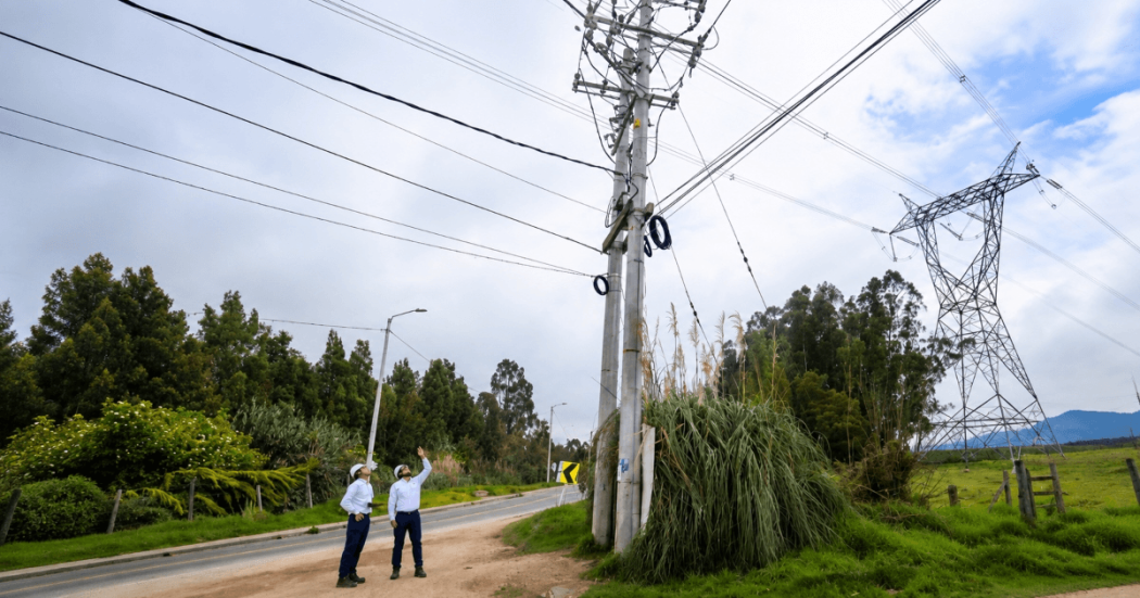 Foto que muestra dos personas mirando una antena de energía 