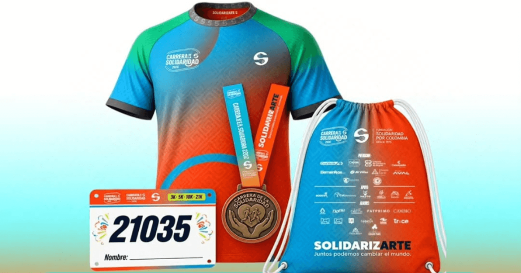 kit de carrera de la Carrera de la Solidaridd 2026 que incluye camiseta, número de competidor, medalla y tula.