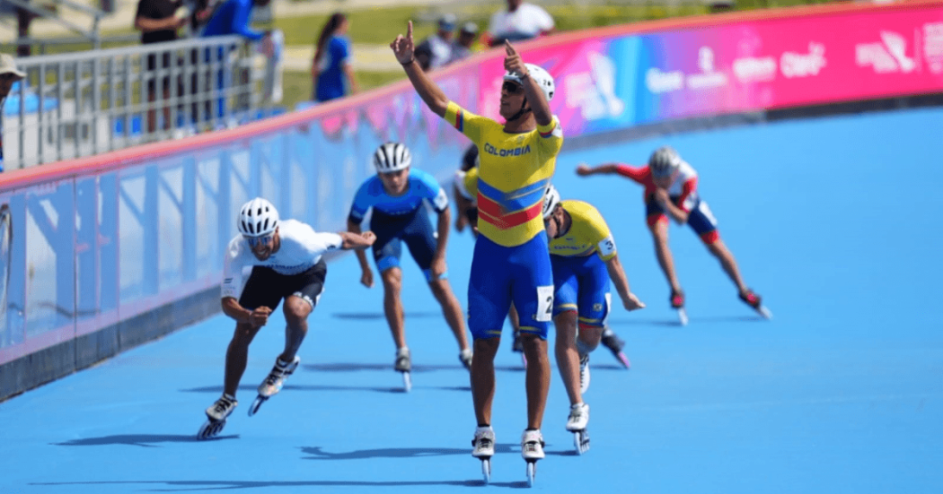 Patinador de Colombia cruza la meta con los brazos levantados durante una prueba de velocidad en los Juegos Centroamericanos y del Caribe Santo Domingo 2026