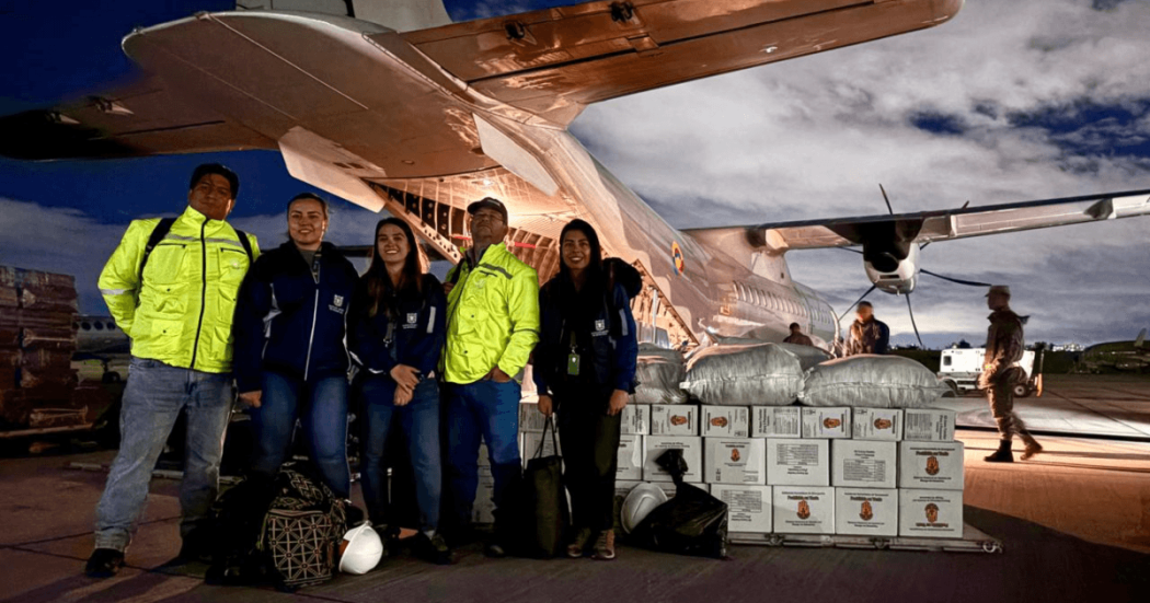 Equipo técnico de Bogotá posa junto a un avión de la Fuerza Aeroespacial Colombiana durante el traslado de personal y suministros hacia regiones afectadas por el sismo.