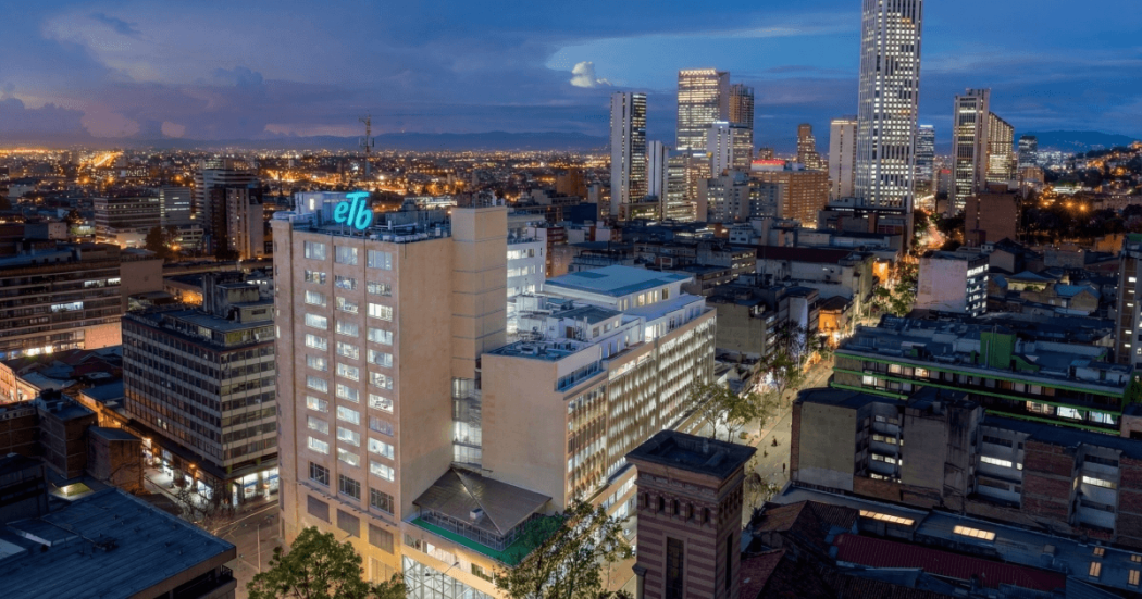 Foto que muestra edificios y las letras de la ETB.