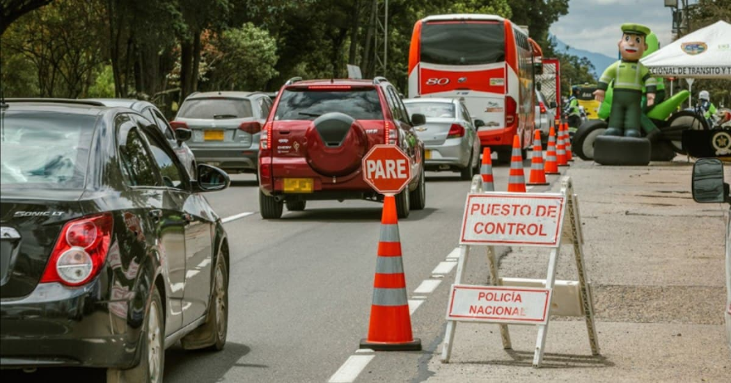 Foto de varios carros en una vía de Bogotá