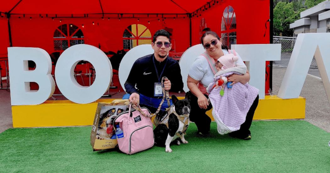 Persona junto a un perro de compañía posa frente a las letras de Bogotá durante ExpoPet 2026.