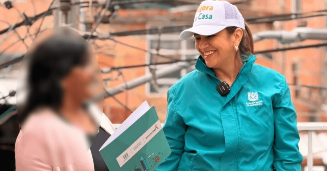Foto que muestra dos mujeres sonriendo