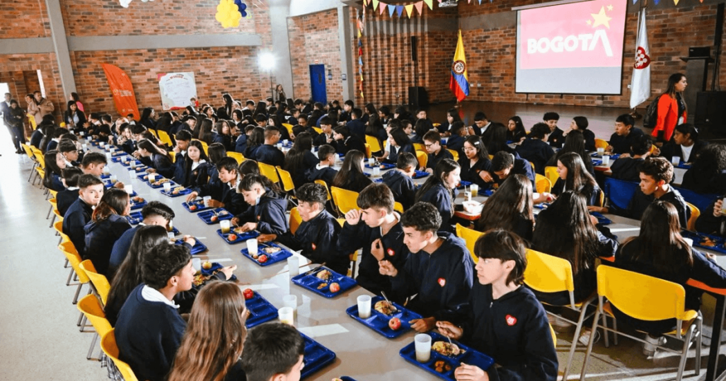 Foto que muestra estudiantes sentados dentro de un comedor escolar