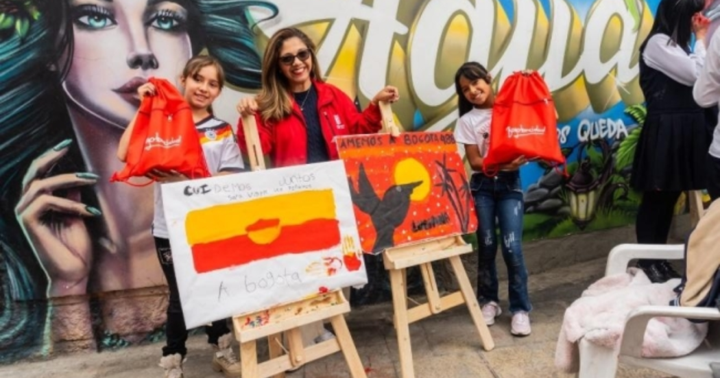 Foto de 3 personas con un cuadro