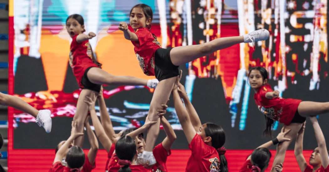 Integrantes de un equipo de porrismo realizan una figura grupal durante Festival de Porrismo en el Palacio de los Deportes de Bogotá, como parte de las actividades del Festival de Verano 2026