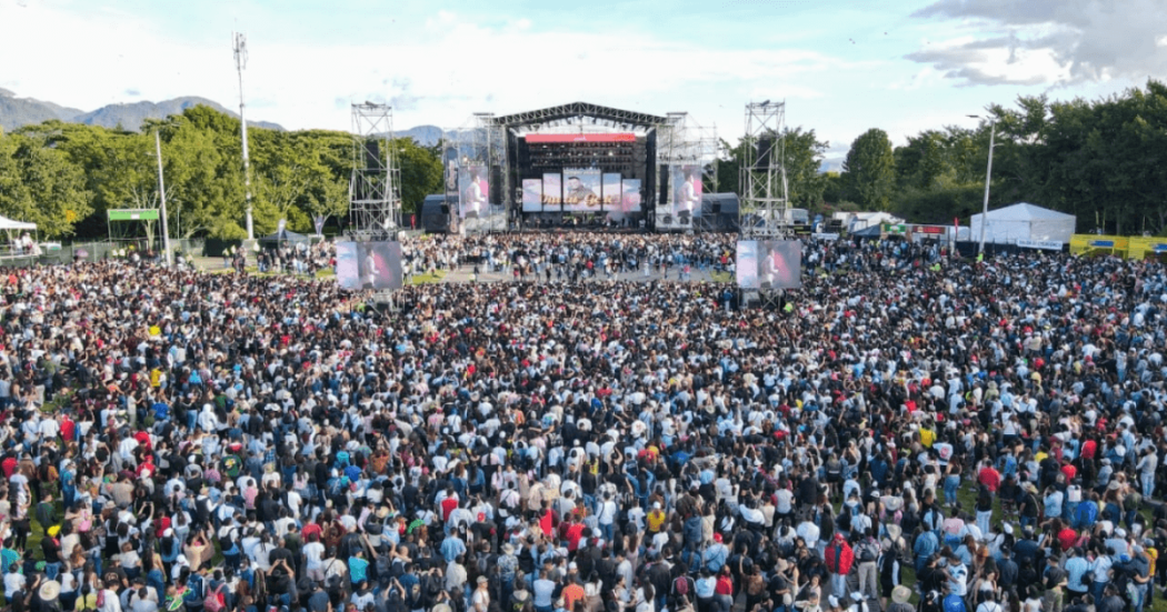 Público multitudinario en el parque Simón Bolívar.