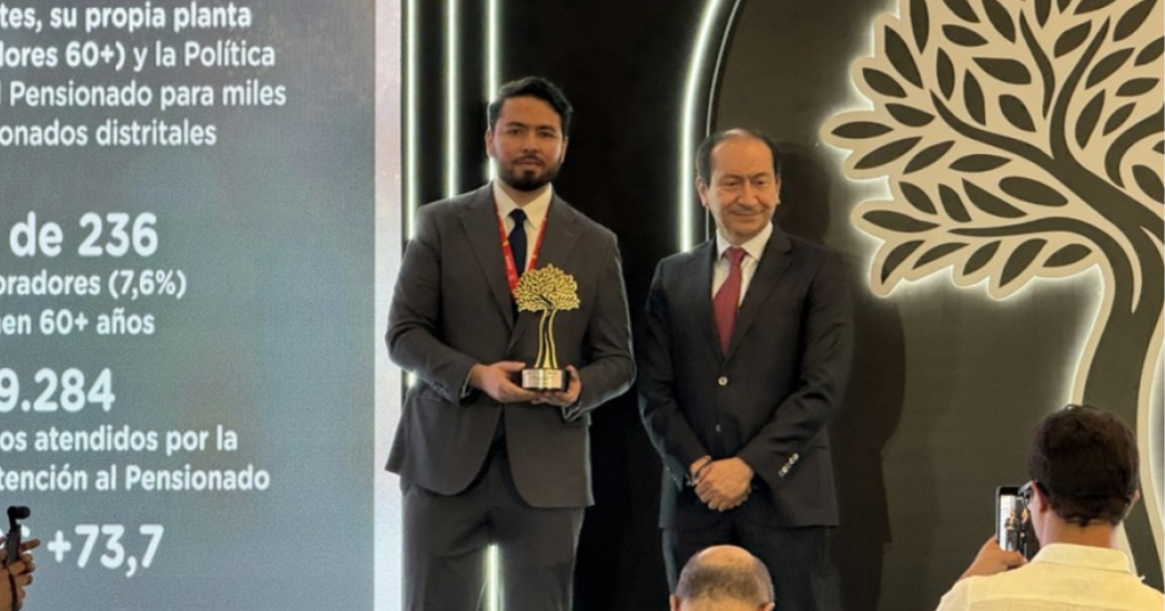 Foto de una persona recibiendo un premio 