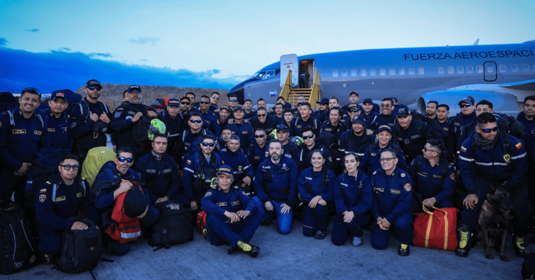 Equipo de los Bomberos de Bogotá que llegó de Cali