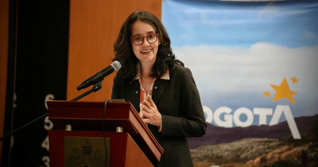 Adriana Soto, secretaria de Ambiente, participa desde un atril en foro sobre gestión de sitios contaminados.