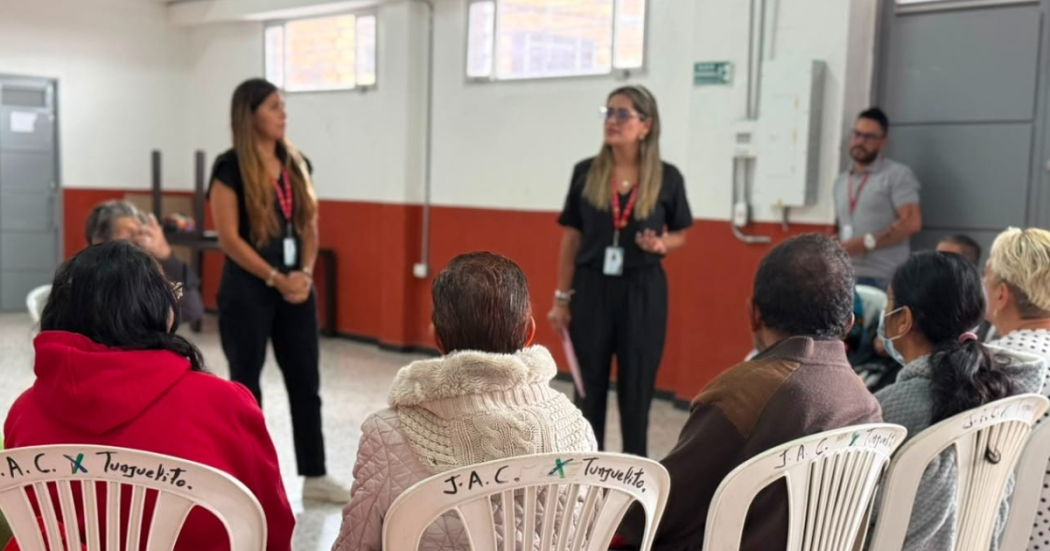 Foto de funcionarios de salud hablando con ciudadanos 