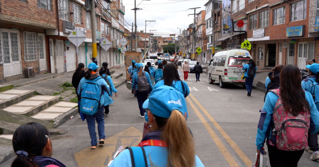 Foto de gestores de bienestar en una calle de Bogotá