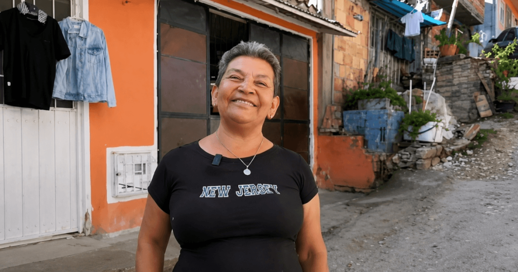 Foto que muestra una mujer sonriendo 