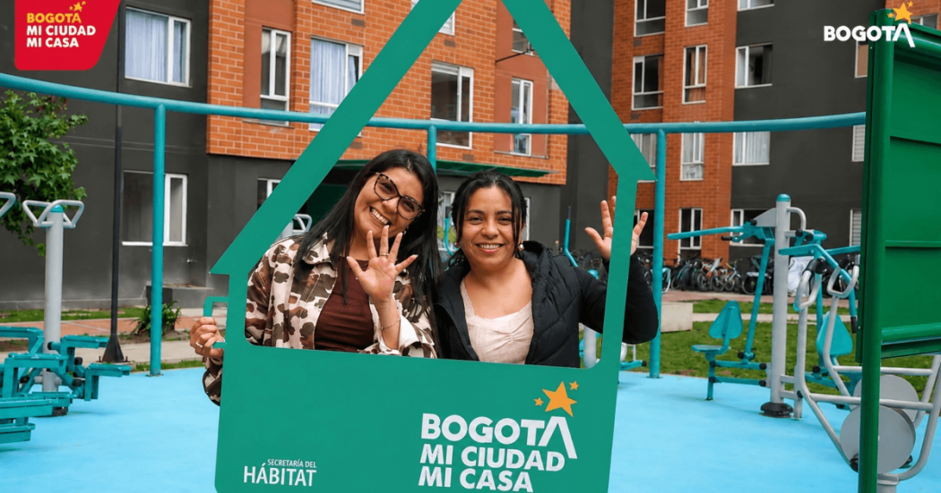 Foto que muestra dos mujeres beneficiarias del del programa 'Reactiva tu Compra' en Bogotá.