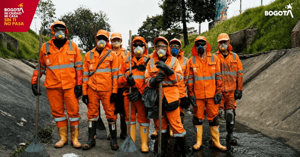 Foto que muestra un grupo de personas con el uniforme de Aguas de Bogotá 