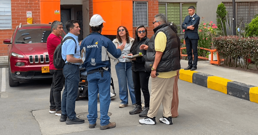 Personal técnico del Distrito realiza una visita de inspección en un conjunto residencial de Bogotá tras reportes por posibles afectaciones estructurales tras sismo de magnitud 7,4 del lunes 10 de agosto de 2026.