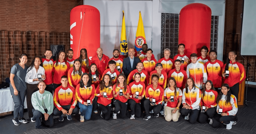 Grupo medallistas de los Juegos Centroamericanos y del Caribe posan en fotografía con el director del IDRD en homenaje del Distrito por su desempeño.