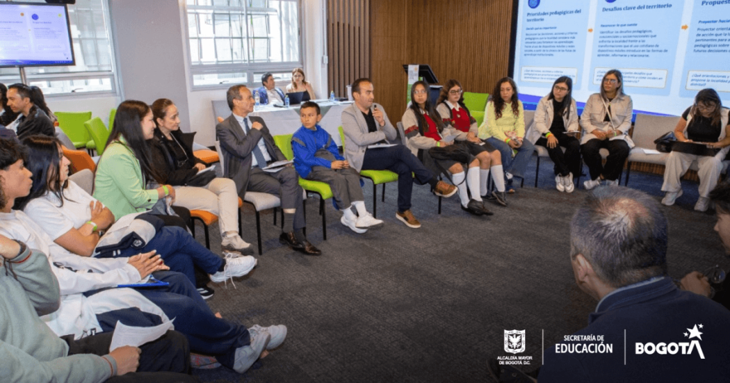 Foto que muestra un grupo de personas reunidas en un salón 