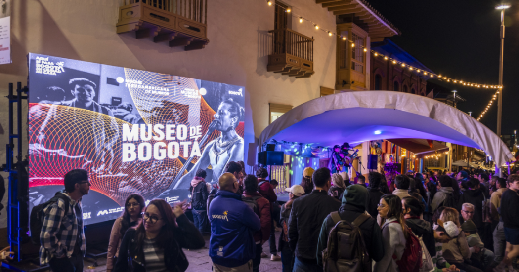 Imagen de muchas personas que participan en la Noche del Museo 2025.,