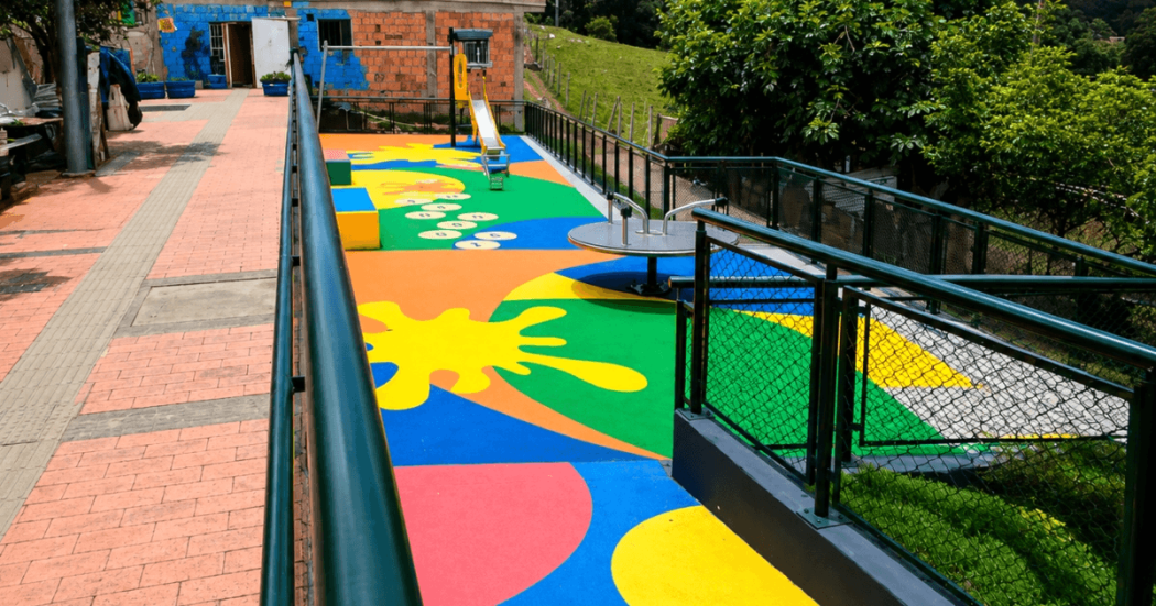 Foto que muestra un parque infantil 
