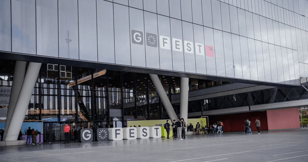 Foto fachada edificio en vidrio con el letrero GoFest