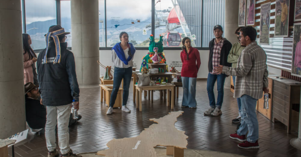 Imagen de personas reunidas en el 3 piso del Museo de la Ciudad Autoconstruida