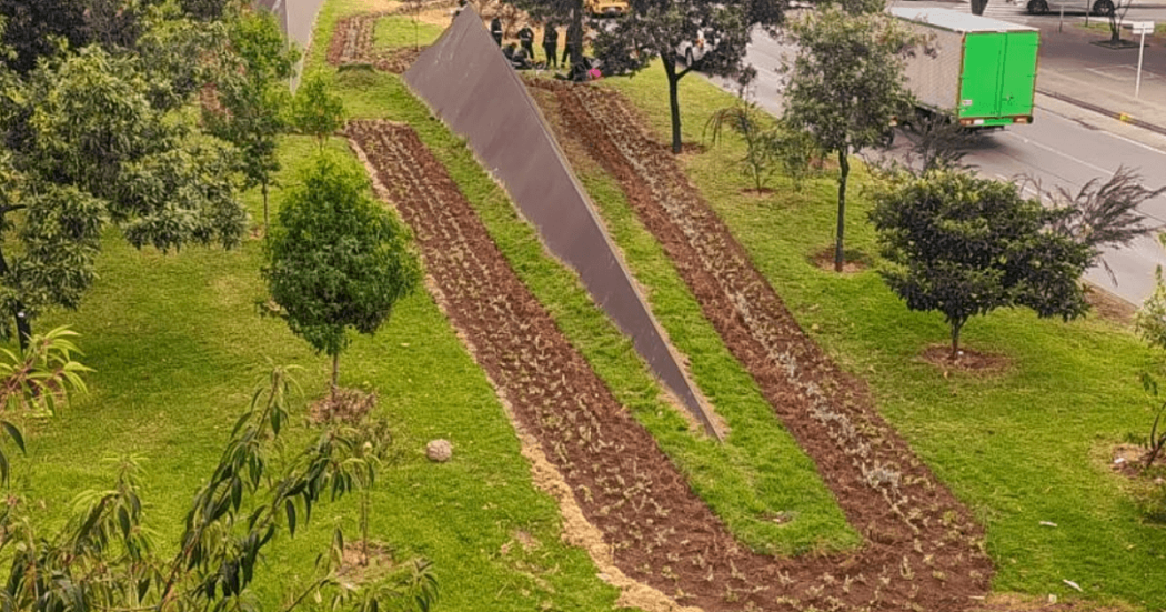 Vista aérea del Monumento de las tres pirámides de Longos con nueva jardinera intervenida por el Jardín Botánico de Bogotá