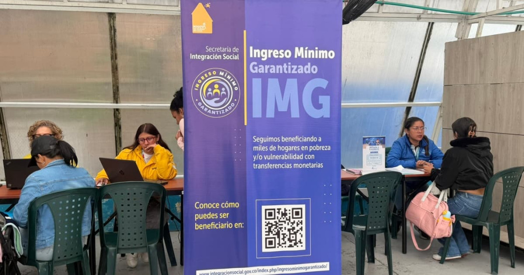 Personas de Integración Social atendiendo a población migrante