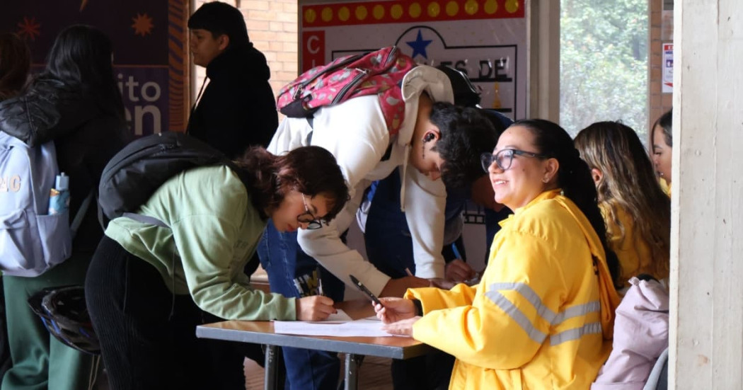 Jóvenes inscribiéndose para un evento de Integración Social