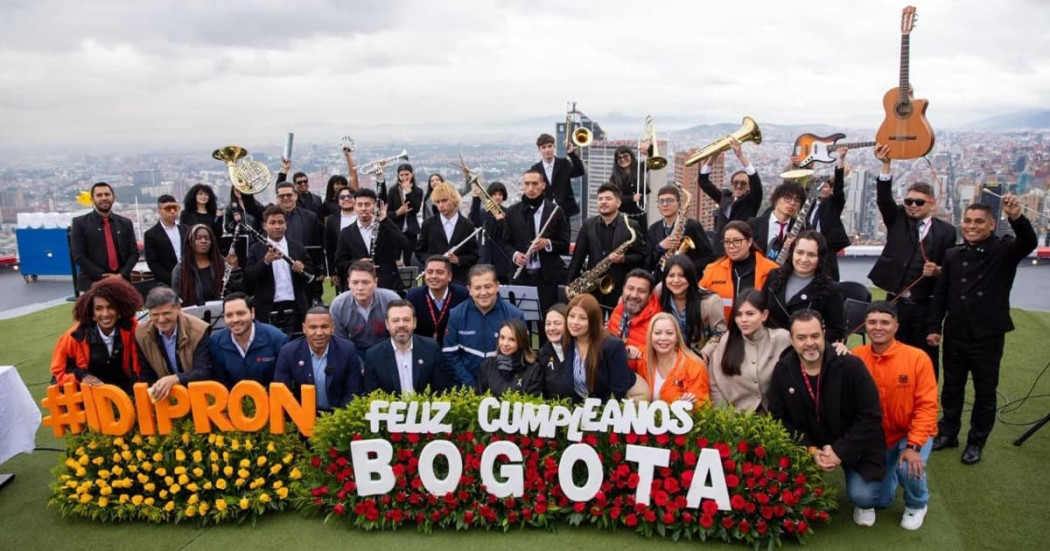 Jóvenes de una banda musical en la terraza del edificio Colpatria de Bogotá con el alcalde Carlos Fernando Galán.