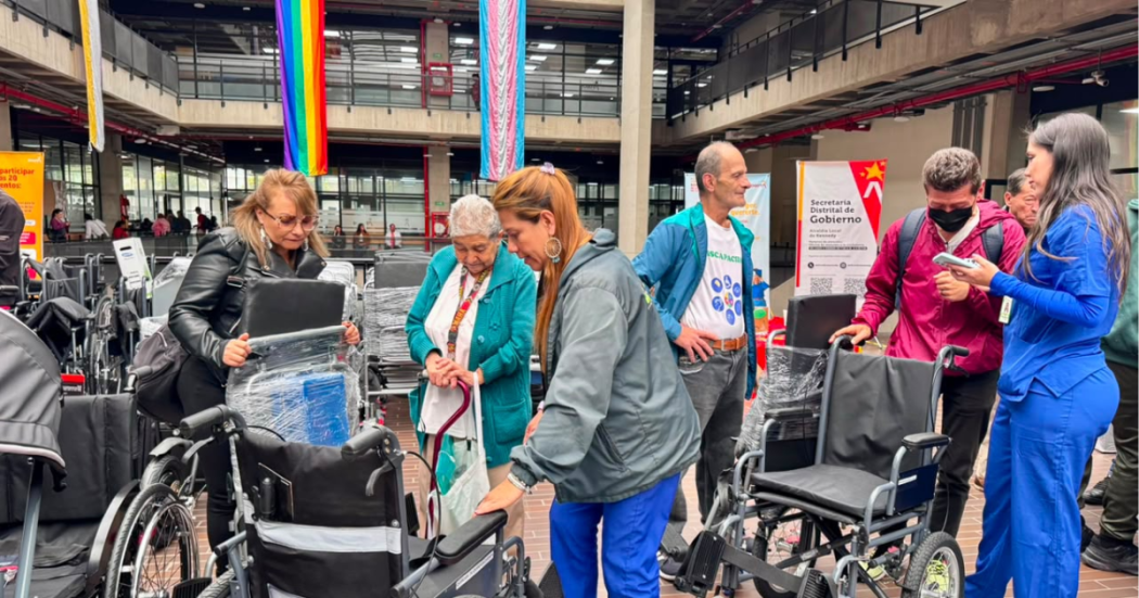 Foto de personas recibiendo ayudas