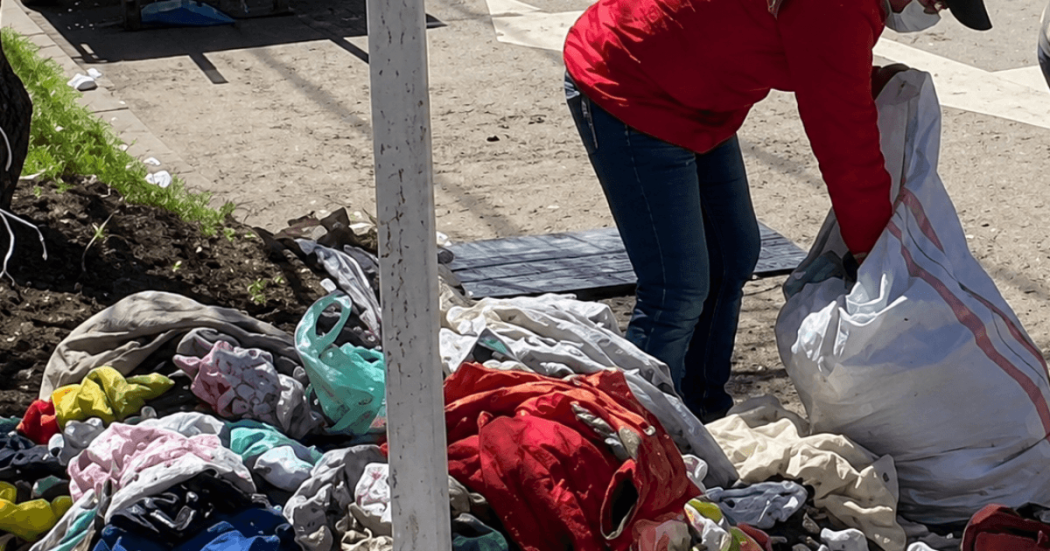 Foto que muestra una persona levantando residuos del piso 