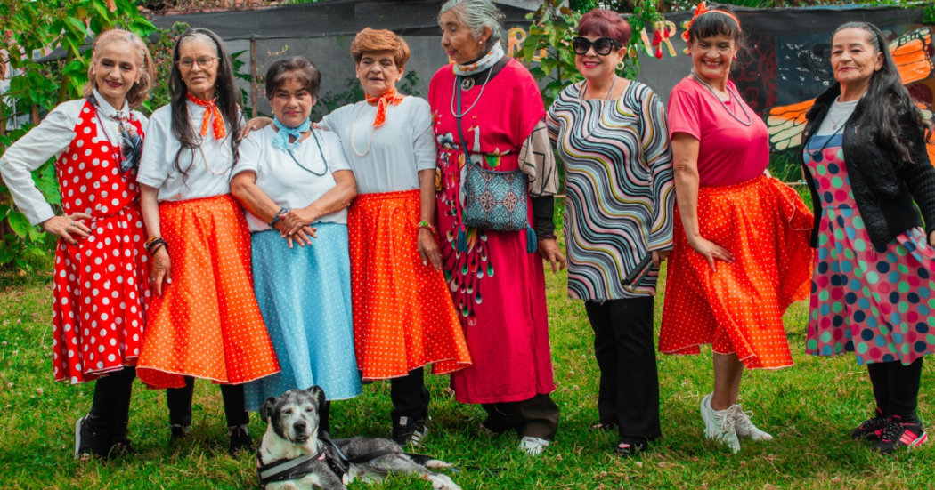 Foto de mujeres mayores en una actividad 
