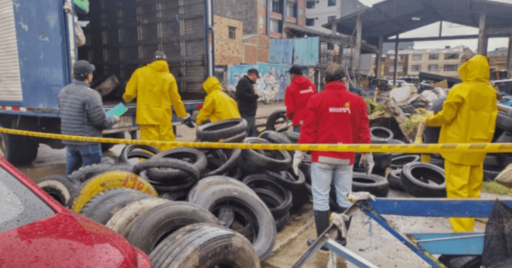 Foto que muestra personas levantando llantas 