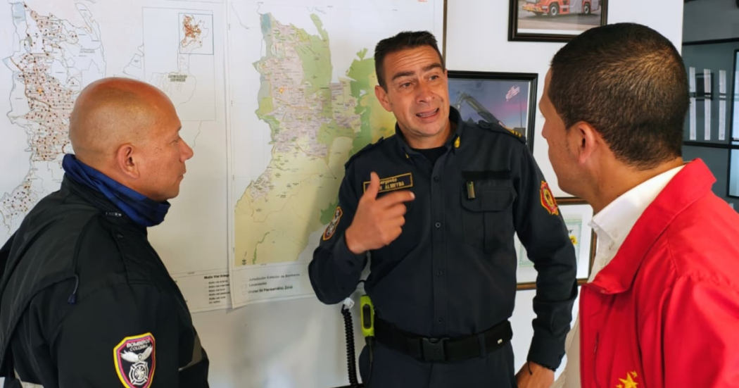 Foto que muestra tres hombres hablando 