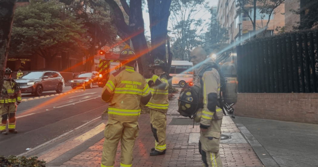 Bomberos de Bogotá atendiendo una emergencia.