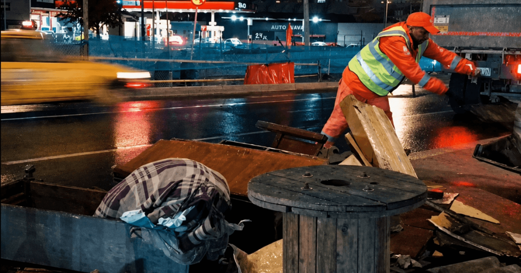 Foto que muestra una persona con el uniforme de Aguas Bogotá levantando residuos en la calle 