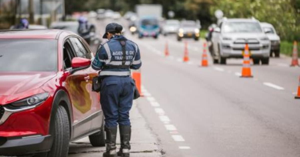Foto de una agente en una vía de Bogotá