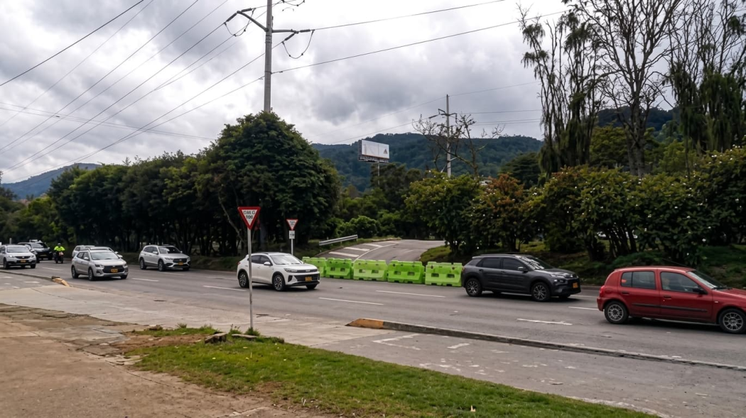 Foto de una vía de Bogotá donde hay distintos carros