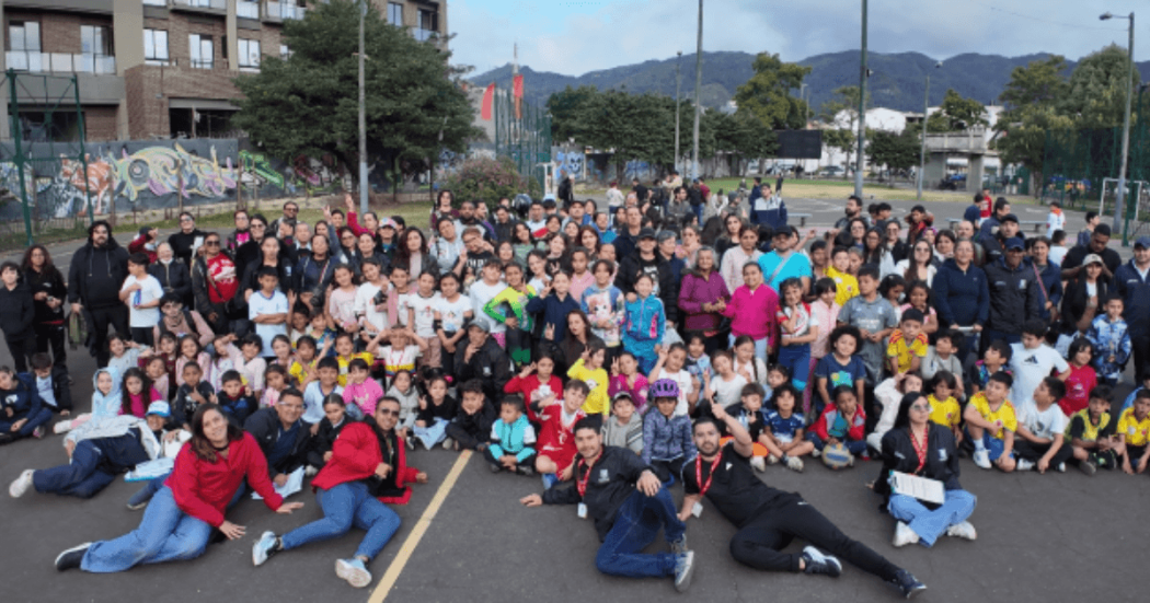 Foto que muestra varias personas reunidas en un parque 