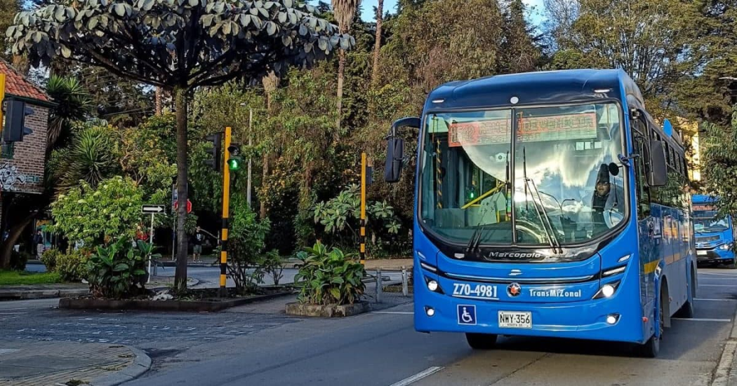 Foto de un bus de TransMiZonal de TransMilenio en una calle de Bogotá.