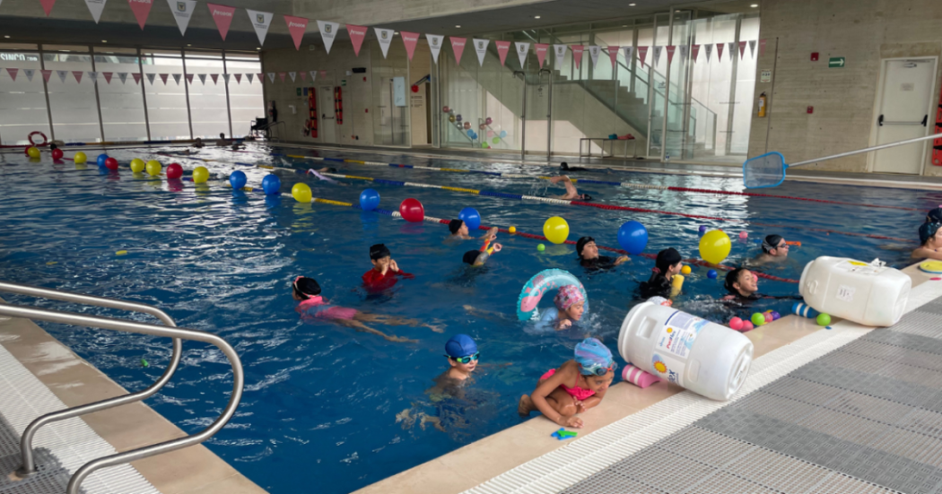 Imagen de varias personas haciendo uso de los servicios de piscinas en el CEFE Chapinero.