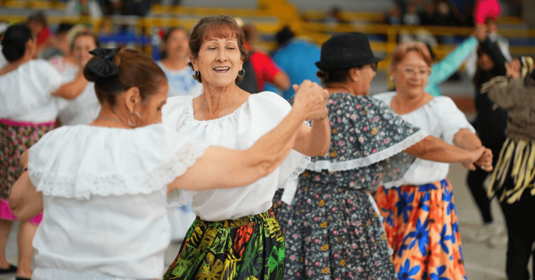 mujeres mayores de Bogotá realizan actividad de recreación con trajes típicos