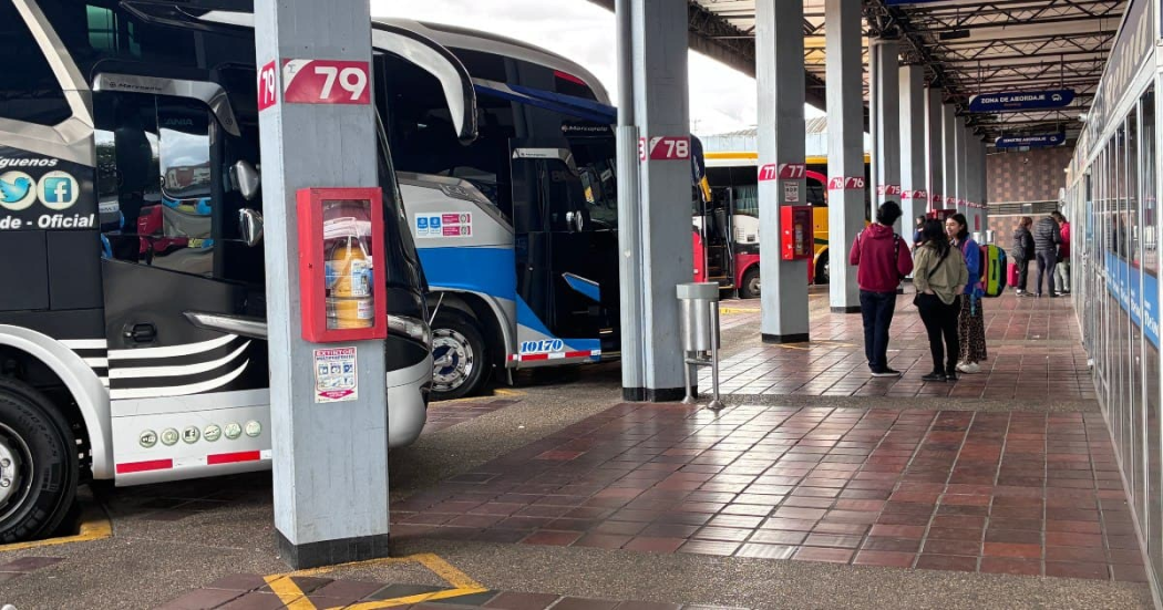 Foto de buses intermunicipales estacionados 