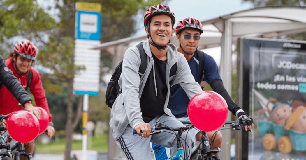 personas recorriendo en bicicletas tramos de la Ciclovía de Bogotá