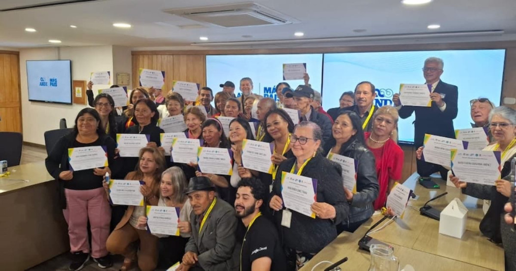 Personas mayores, entre hombres y mujeres, recibieron el diploma que acredita que cursaron con éxito la Escuela Distrital de Emprendimiento.