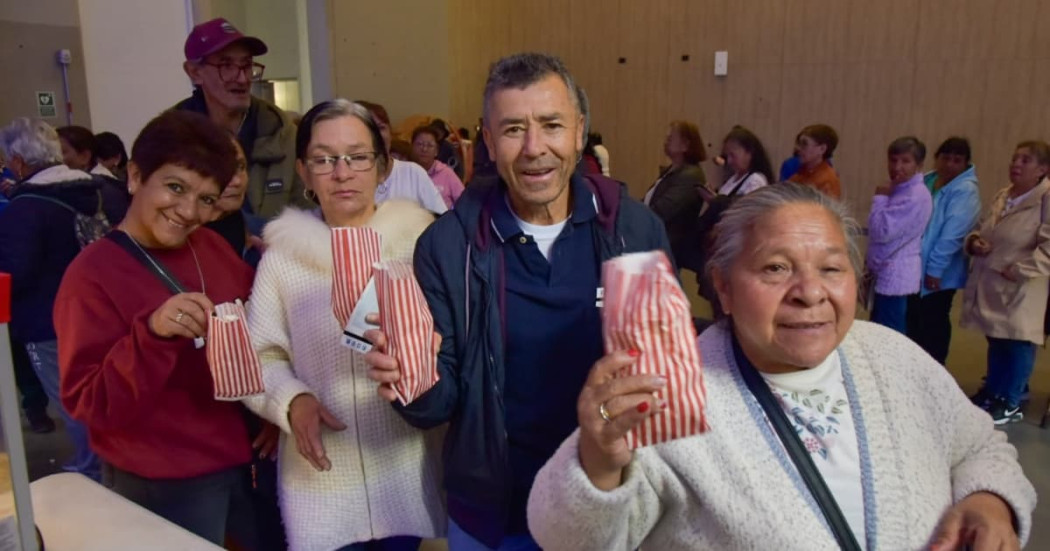 Adultos mayores en cine comiendo crispetas maíz 