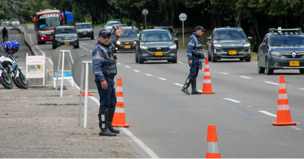Foto que muestra carros andando por la calle 